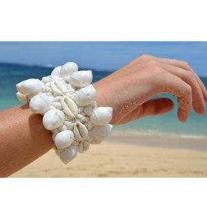 White seashell and hemp bracelet